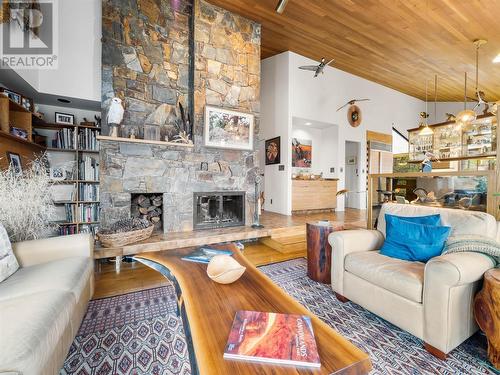2765 Arthur Road, Kelowna, BC - Indoor Photo Showing Living Room With Fireplace