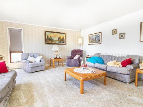 2448 Harmon Road, West Kelowna, BC - Indoor Photo Showing Living Room