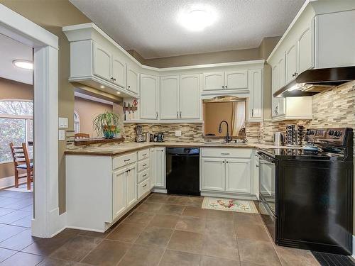 3082 Jolinda Court, Lake Country, BC - Indoor Photo Showing Kitchen With Upgraded Kitchen