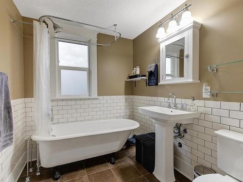3082 Jolinda Court, Lake Country, BC - Indoor Photo Showing Bathroom