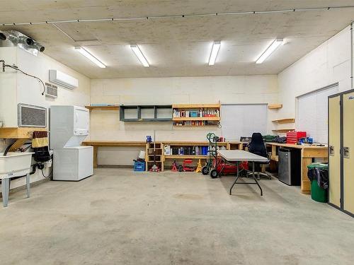 3082 Jolinda Court, Lake Country, BC - Indoor Photo Showing Garage