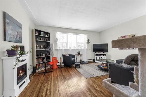 311 East 28Th Street, Hamilton, ON - Indoor Photo Showing Living Room