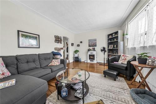 311 East 28Th Street, Hamilton, ON - Indoor Photo Showing Living Room