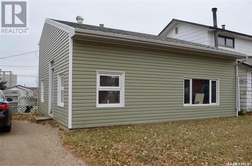 403 3Rd Avenue W, Kindersley, SK - Outdoor With Exterior