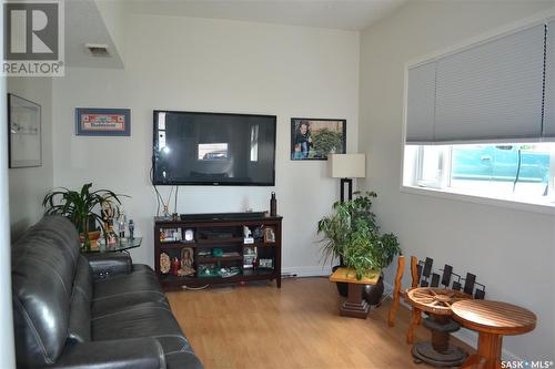 403 3Rd Avenue W, Kindersley, SK - Indoor Photo Showing Living Room