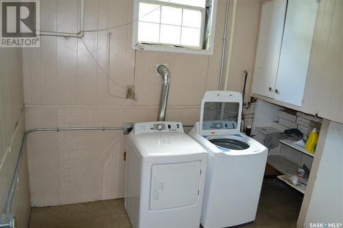 403 3Rd Avenue W, Kindersley, SK - Indoor Photo Showing Laundry Room