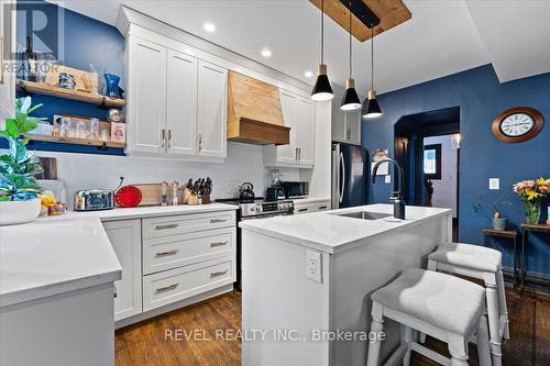 105 Grant Ave, Hamilton, ON - Indoor Photo Showing Kitchen