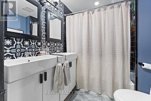 105 Grant Ave, Hamilton, ON - Indoor Photo Showing Bathroom
