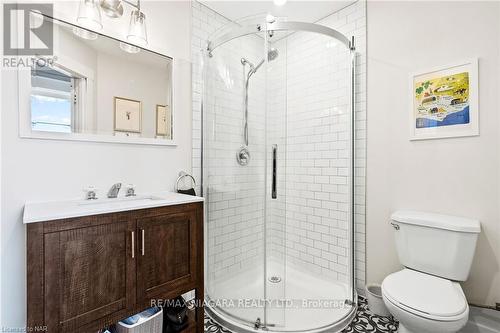 22 Albert St, St. Catharines, ON - Indoor Photo Showing Bathroom
