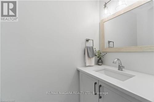 7159 Mccoll Drive, Niagara Falls, ON -  Photo Showing Bathroom