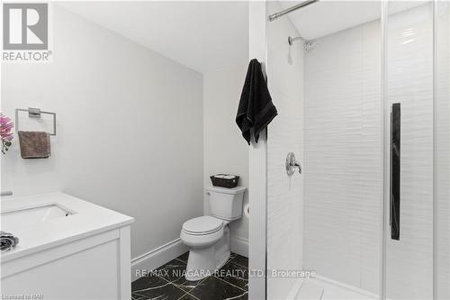 7159 Mccoll Drive, Niagara Falls, ON - Indoor Photo Showing Bathroom