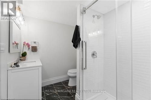 7159 Mccoll Drive, Niagara Falls, ON - Indoor Photo Showing Bathroom