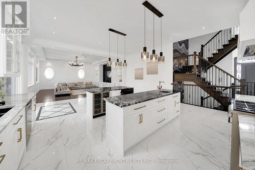 9737 Bathurst St, Richmond Hill, ON - Indoor Photo Showing Kitchen With Upgraded Kitchen