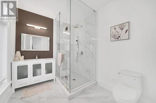 9737 Bathurst St, Richmond Hill, ON - Indoor Photo Showing Bathroom