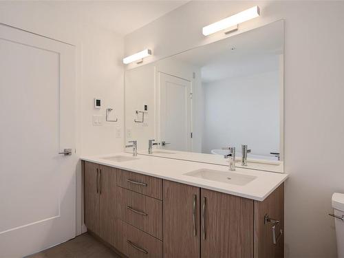 401-9716 Third St, Sidney, BC - Indoor Photo Showing Bathroom