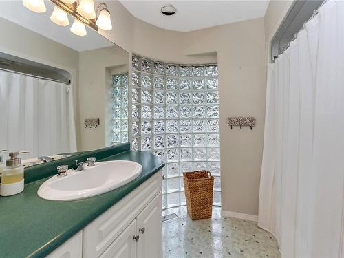 3562 Verner Ave, Cobble Hill, BC - Indoor Photo Showing Bathroom