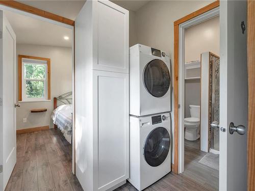 847 Heriot Bay Rd, Quadra Island, BC - Indoor Photo Showing Laundry Room