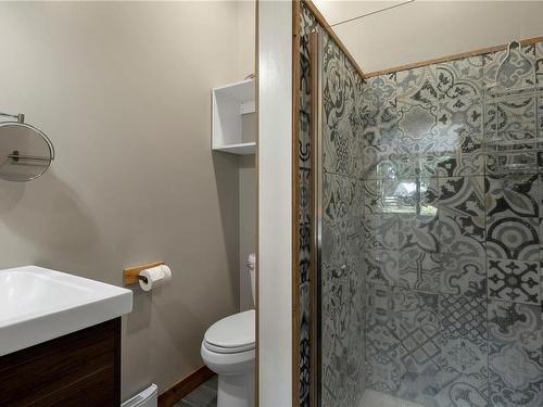 847 Heriot Bay Rd, Quadra Island, BC - Indoor Photo Showing Bathroom