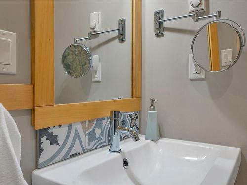 847 Heriot Bay Rd, Quadra Island, BC - Indoor Photo Showing Bathroom