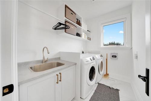 9737 Bathurst Street, Richmond Hill, ON - Indoor Photo Showing Laundry Room