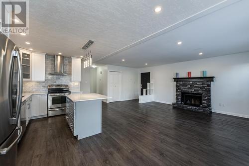 8249 St Lawrence Avenue, Prince George, BC - Indoor Photo Showing Kitchen With Upgraded Kitchen