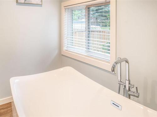 1441 White Rd, Nanaimo, BC - Indoor Photo Showing Bathroom