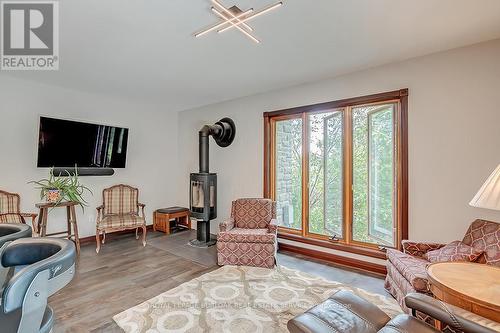 331 Mountsberg Rd, Hamilton, ON - Indoor Photo Showing Living Room