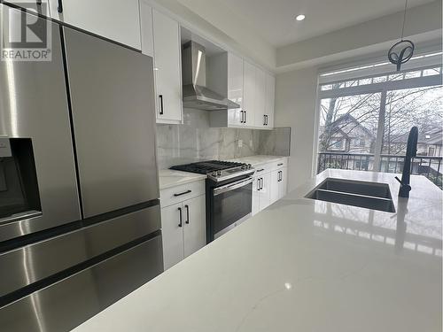 11 23108 Lougheed Hwy Highway, Maple Ridge, BC - Indoor Photo Showing Kitchen With Double Sink With Upgraded Kitchen