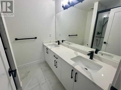 11 23108 Lougheed Hwy Highway, Maple Ridge, BC - Indoor Photo Showing Bathroom