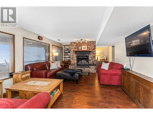 995 Toovey Road, Kelowna, BC - Indoor Photo Showing Living Room With Fireplace