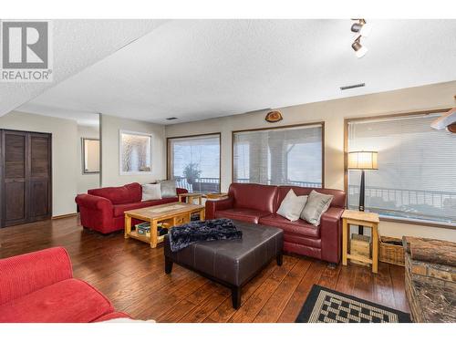 995 Toovey Road, Kelowna, BC - Indoor Photo Showing Living Room