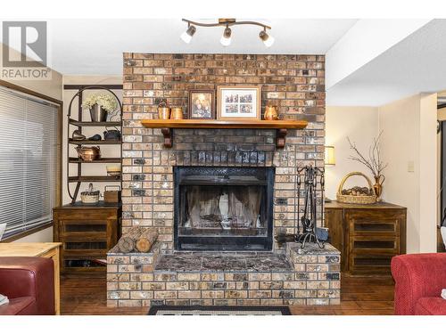 995 Toovey Road, Kelowna, BC - Indoor Photo Showing Living Room With Fireplace