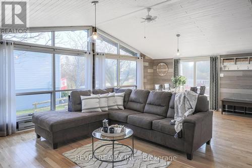25 Lakeview Cottage Rd, Kawartha Lakes, ON - Indoor Photo Showing Living Room