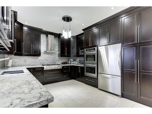 107 Thornbrook Crt, Vaughan, ON - Indoor Photo Showing Kitchen With Stainless Steel Kitchen With Upgraded Kitchen