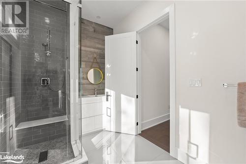 Main Floor Primary 5-piece Bath - 3196 West Shore Road, Haliburton, ON - Indoor Photo Showing Bathroom