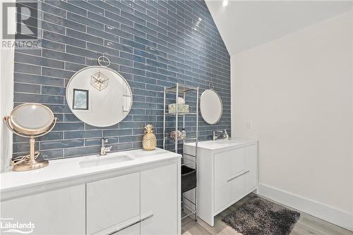 Second Floor Primary Bath 5-piece - 3196 West Shore Road, Haliburton, ON - Indoor Photo Showing Bathroom