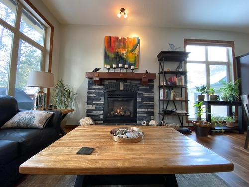 7331 Revelstoke Drive, Radium Hot Springs, BC - Indoor Photo Showing Living Room With Fireplace