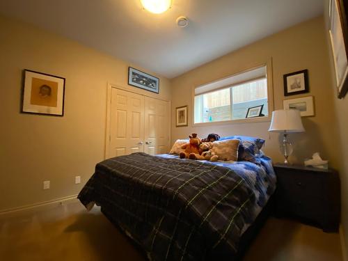 7331 Revelstoke Drive, Radium Hot Springs, BC - Indoor Photo Showing Bedroom