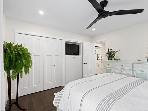 6073 Pleasant Valley Way, Nanaimo, BC - Indoor Photo Showing Bedroom