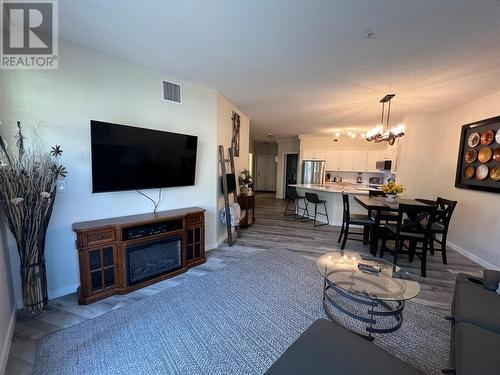1088 Sunset Drive Unit# 309, Kelowna, BC - Indoor Photo Showing Living Room