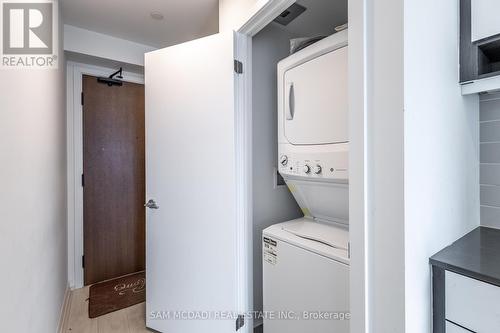 1012 - 4065 Confederation Parkway, Mississauga, ON - Indoor Photo Showing Laundry Room