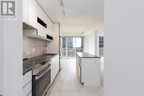 #1012 -4065 Confederation Pkwy, Mississauga, ON - Indoor Photo Showing Kitchen