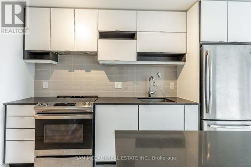 #1012 -4065 Confederation Pkwy, Mississauga, ON - Indoor Photo Showing Kitchen