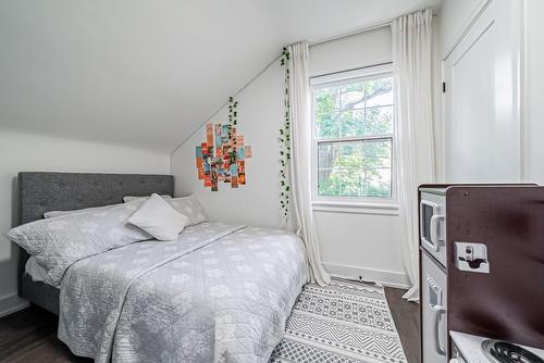 704 Old Dundas Road, Hamilton, ON - Indoor Photo Showing Bedroom