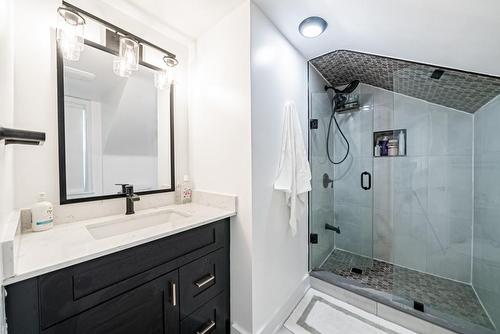 704 Old Dundas Road, Hamilton, ON - Indoor Photo Showing Bathroom