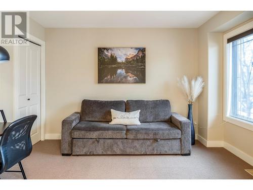 802 Breeze Place, Kelowna, BC - Indoor Photo Showing Living Room