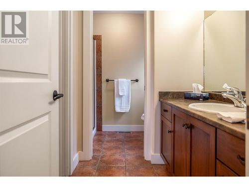 802 Breeze Place, Kelowna, BC - Indoor Photo Showing Bathroom