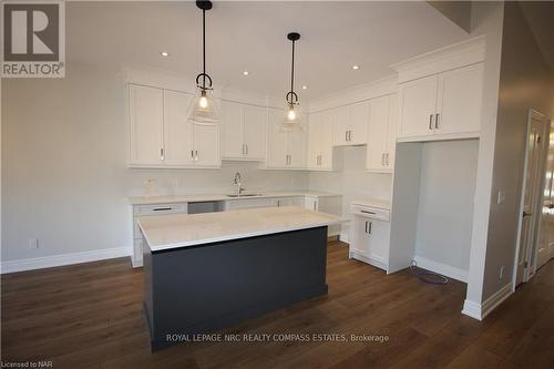 13 Peachtree Lane, Niagara-On-The-Lake (108 - Virgil), ON - Indoor Photo Showing Kitchen