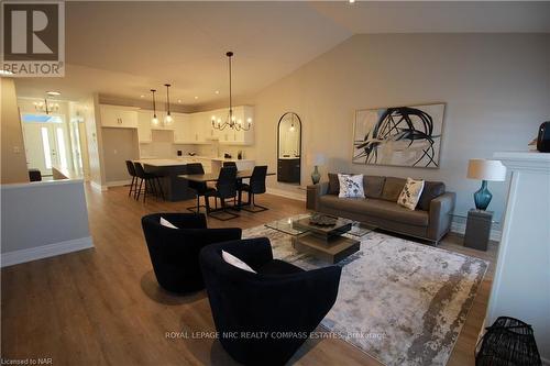 13 Peachtree Lane, Niagara-On-The-Lake (108 - Virgil), ON - Indoor Photo Showing Living Room