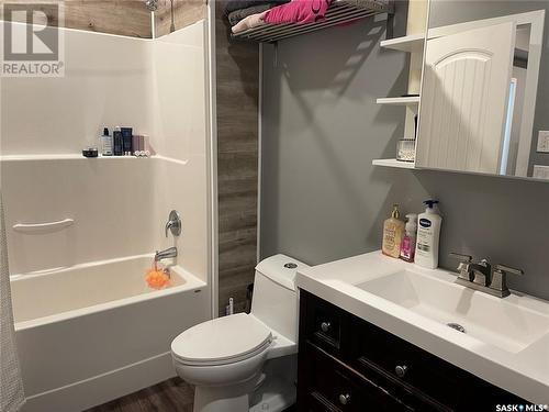 207 1St Avenue W, Kindersley, SK - Indoor Photo Showing Bathroom